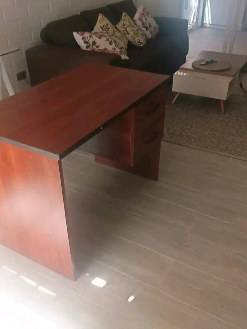 Escritorio de madera con cajones - 2