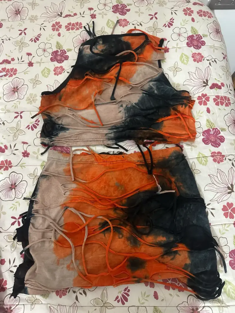 Conjunto de top y falda tie-dye naranja y negro