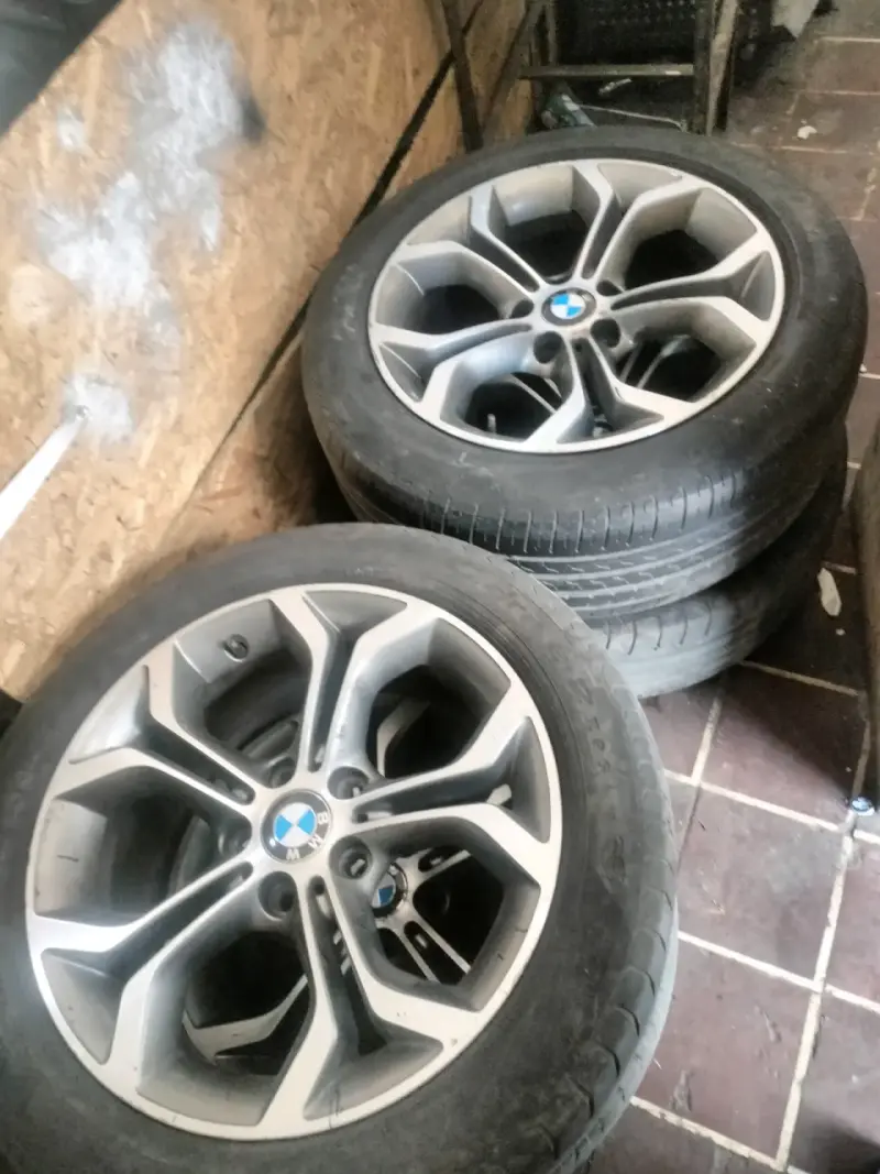 Llantas de aleación BMW con neumáticos usados - 1