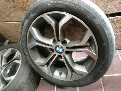 Llantas de aleación BMW con neumáticos usados - miniatura 2