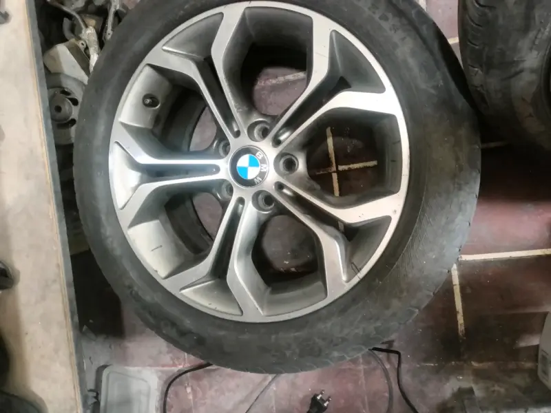 Llantas de aleación BMW con neumáticos usados - 4