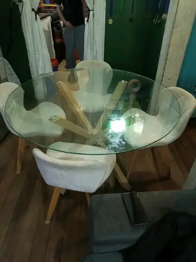 Mesa de comedor redonda de vidrio con 4  sillas - miniatura 1