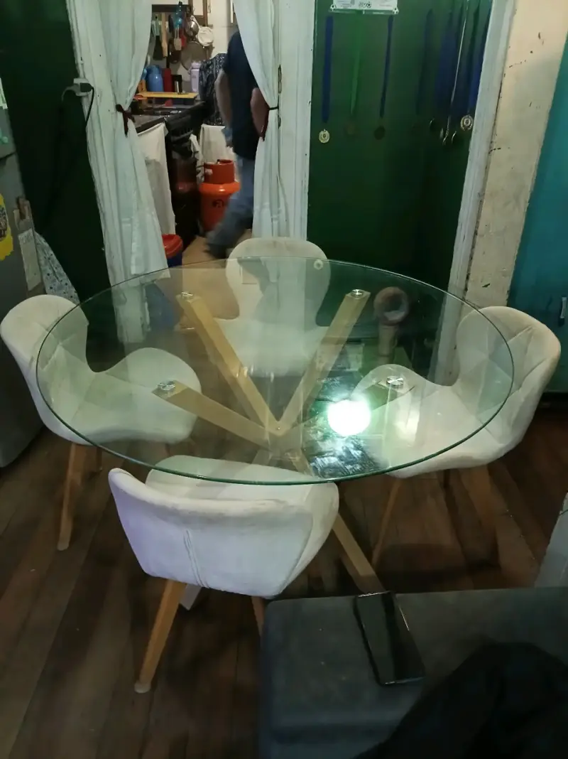 Mesa de comedor redonda de vidrio con 4 sillas - 2