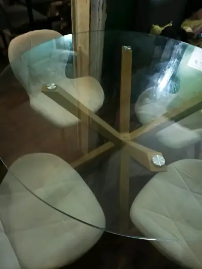 Mesa de comedor redonda de vidrio con 4  sillas - miniatura 4