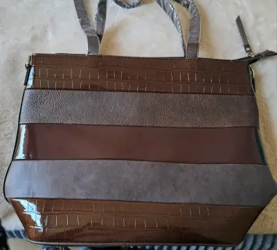 Cartera café con diseño de franjas - miniatura 1