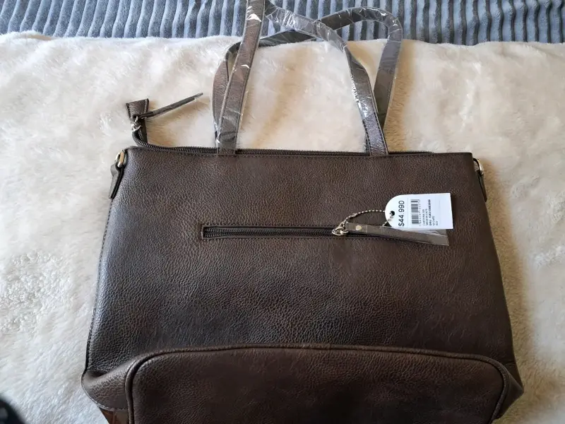 Cartera café con diseño de franjas - 2