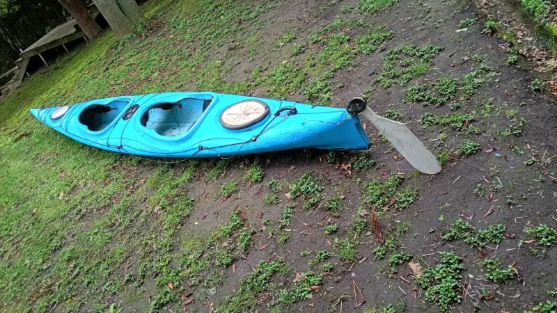 Kayak azul para aguas tranquilas - 5