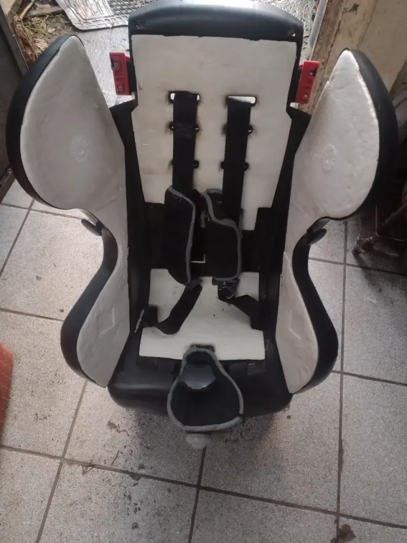 Silla de auto para bebé con arnés ajustable - 1