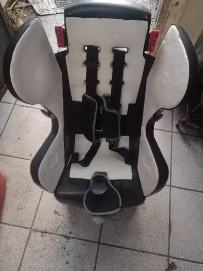 Silla de auto para bebé con arnés ajustable - miniatura 1