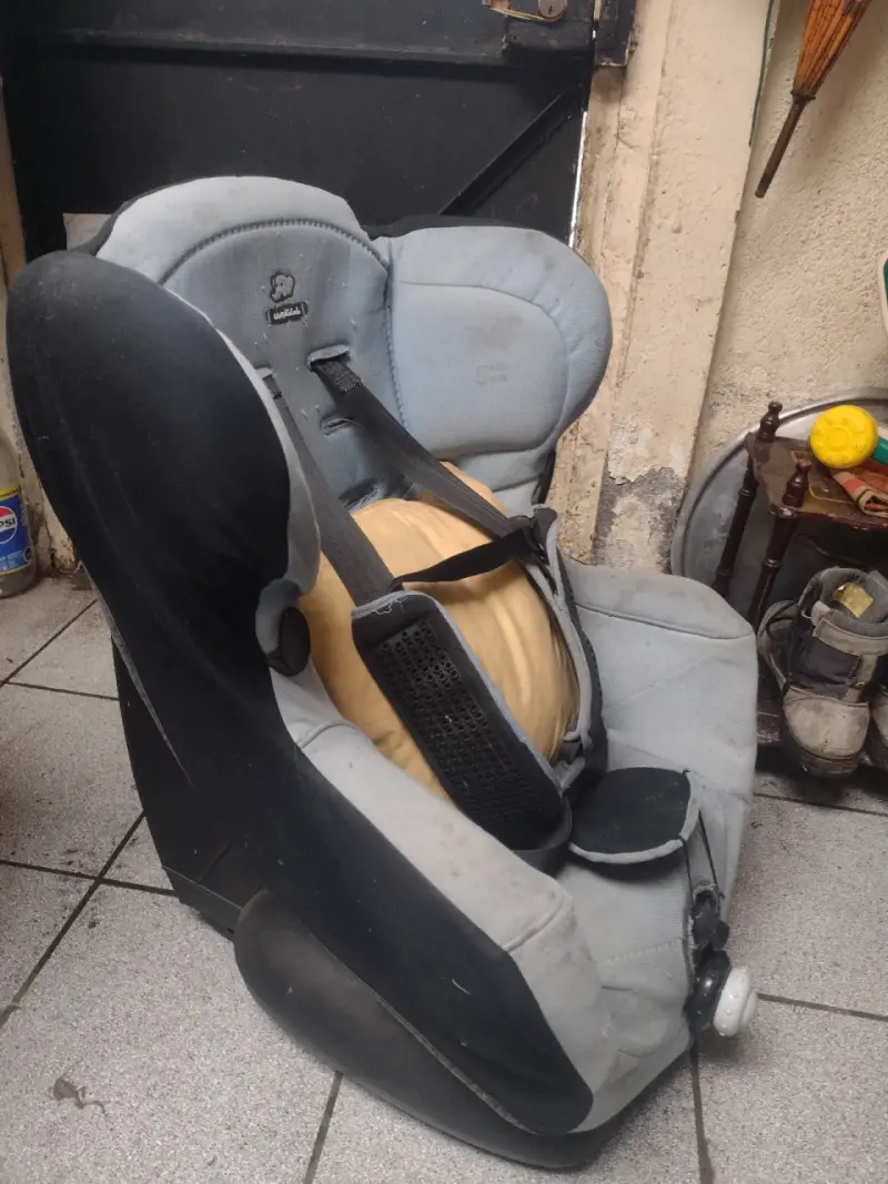 Silla de auto para bebé con arnés ajustable - 2