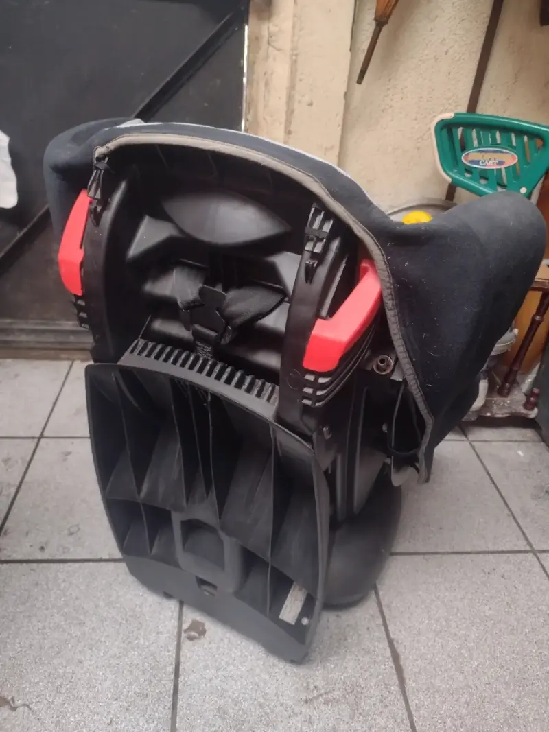 Silla de auto para bebé con arnés ajustable - 3