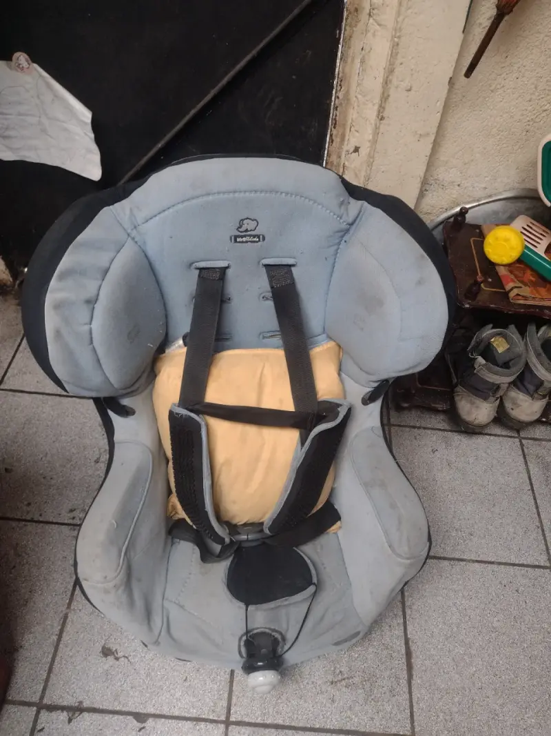 Silla de auto para bebé con arnés ajustable - 4