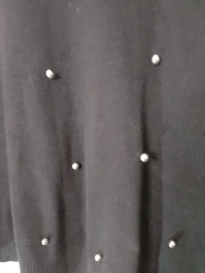 Suéter negro con perlas decorativas - miniatura 2