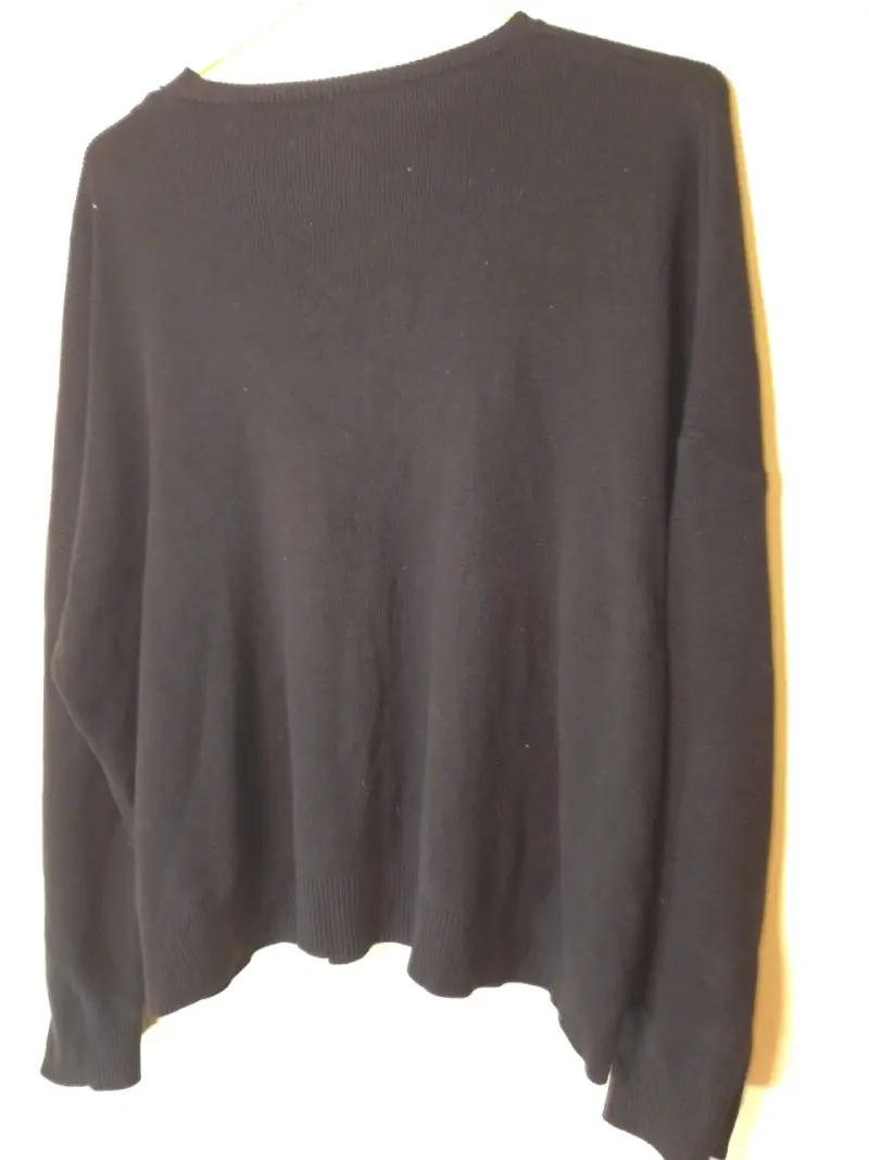 Suéter negro con perlas decorativas - 3
