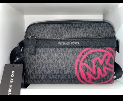 Bolso bandolera Michael Kors negro con logo rosa - miniatura 1