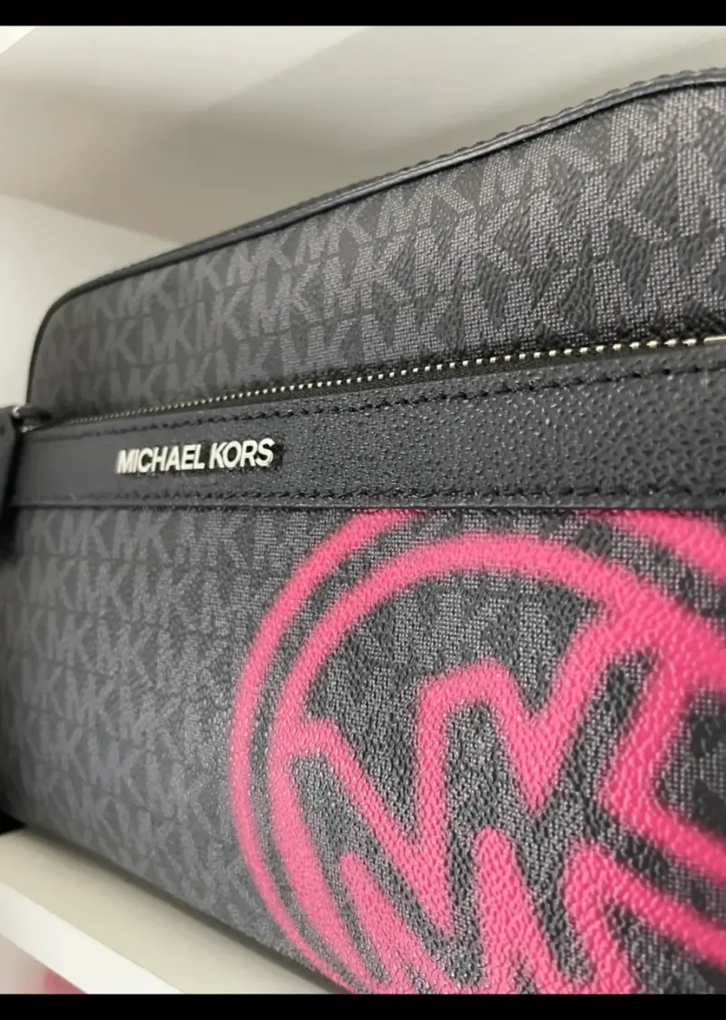 Bolso bandolera Michael Kors negro con logo rosa - 2