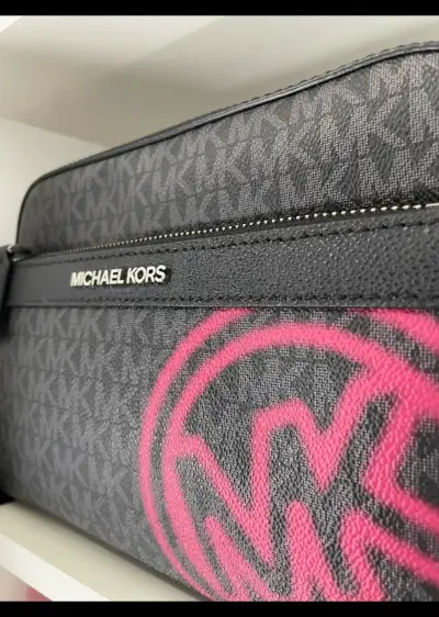 Bolso bandolera Michael Kors negro con logo rosa - miniatura 2