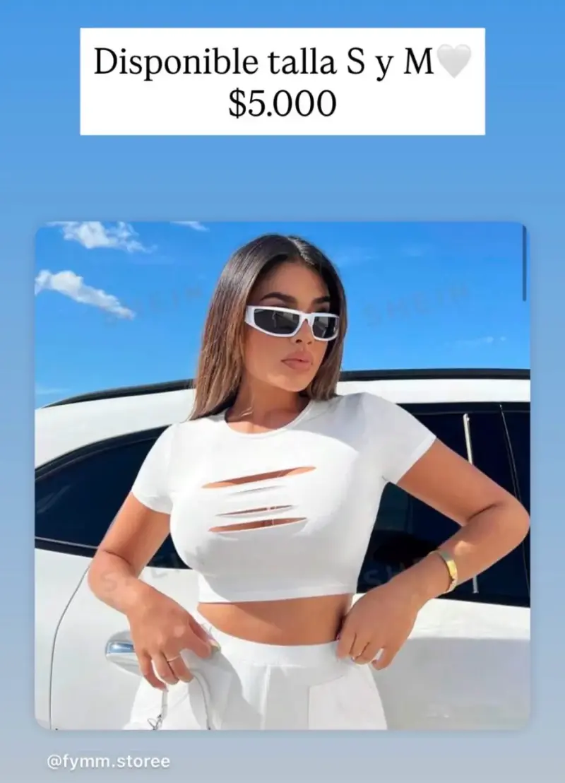 Polera Blanca con Diseño de Corte para Mujer