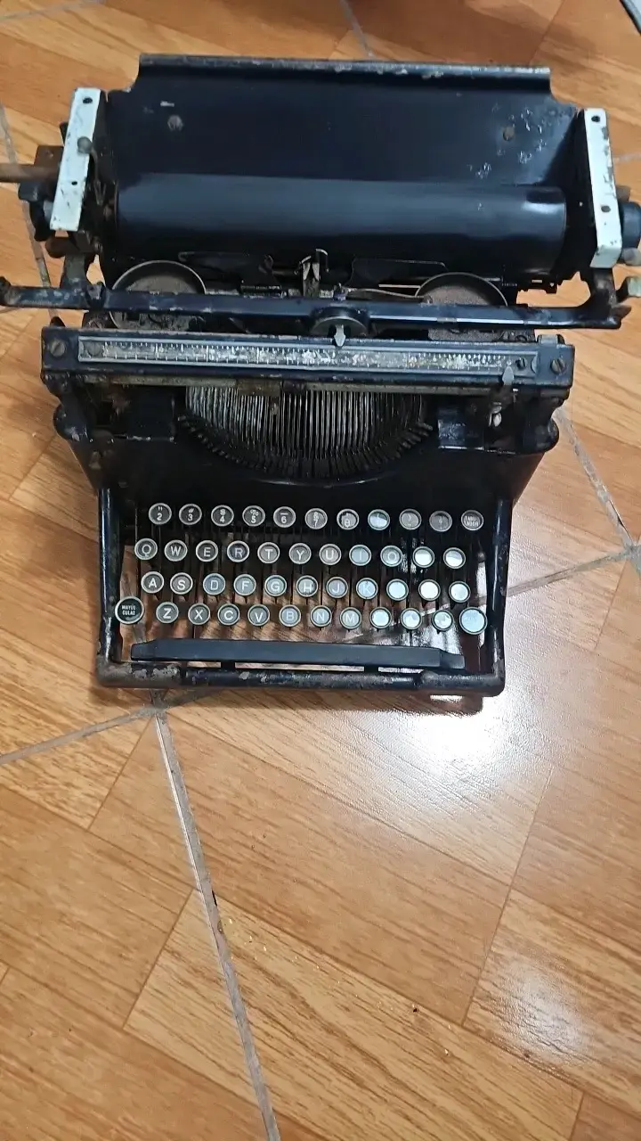 Máquina de escribir antigua en buen estado - 1
