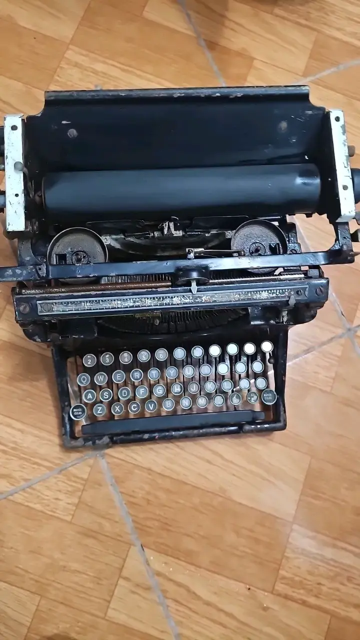 Máquina de escribir antigua en buen estado - 2