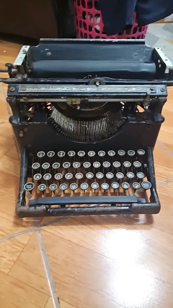 Máquina de escribir antigua en buen estado - 3