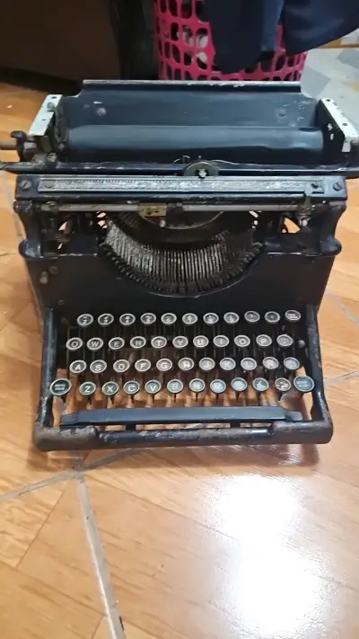 Máquina de escribir antigua en buen estado - miniatura 3