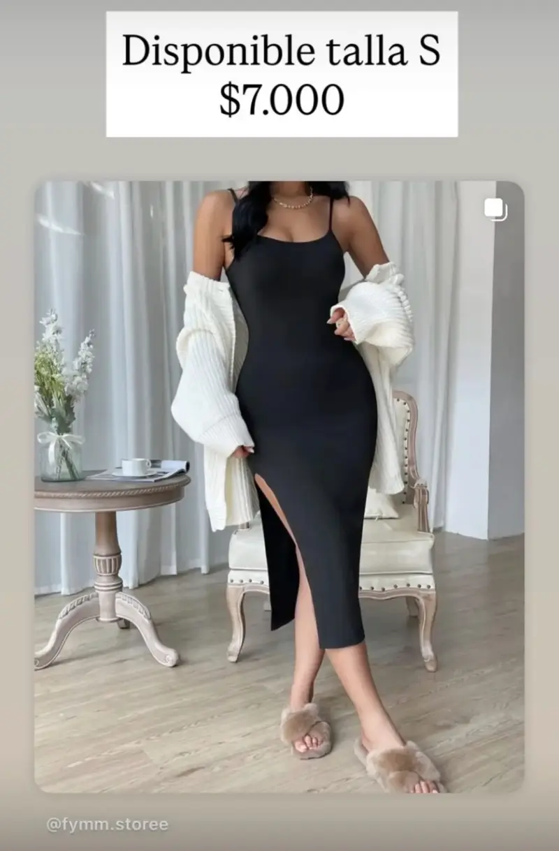 Vestido negro ajustado con abertura lateral