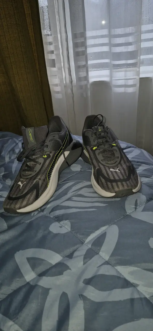 Zapatillas deportivas negras con detalles verdes - 1