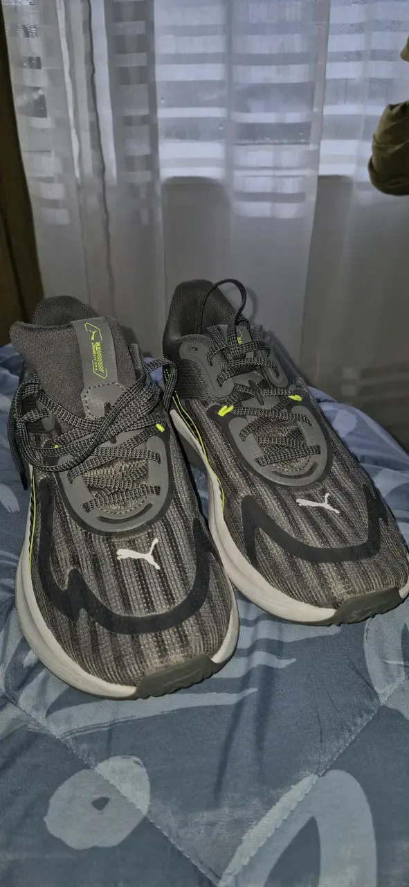 Zapatillas deportivas negras con detalles verdes - 2