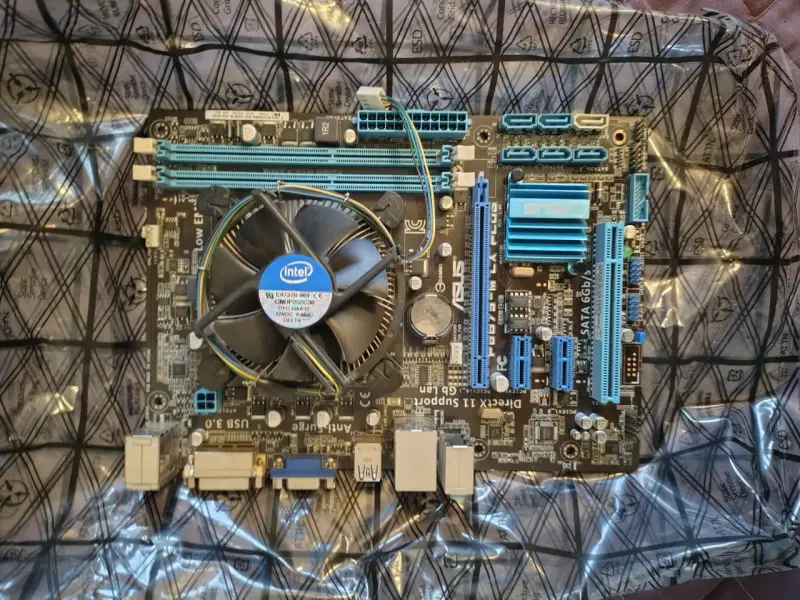 Placa Madre Asus con Ventilador Intel - 1