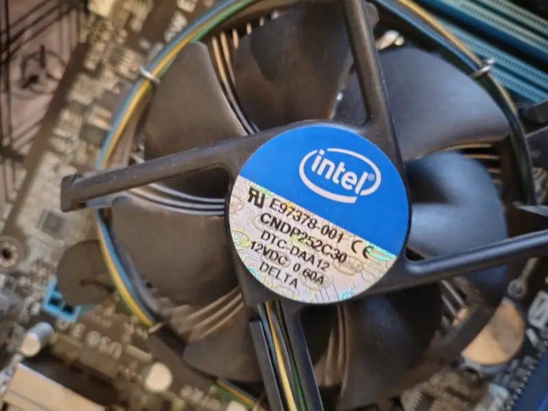 Placa Madre Asus con Ventilador Intel - 2