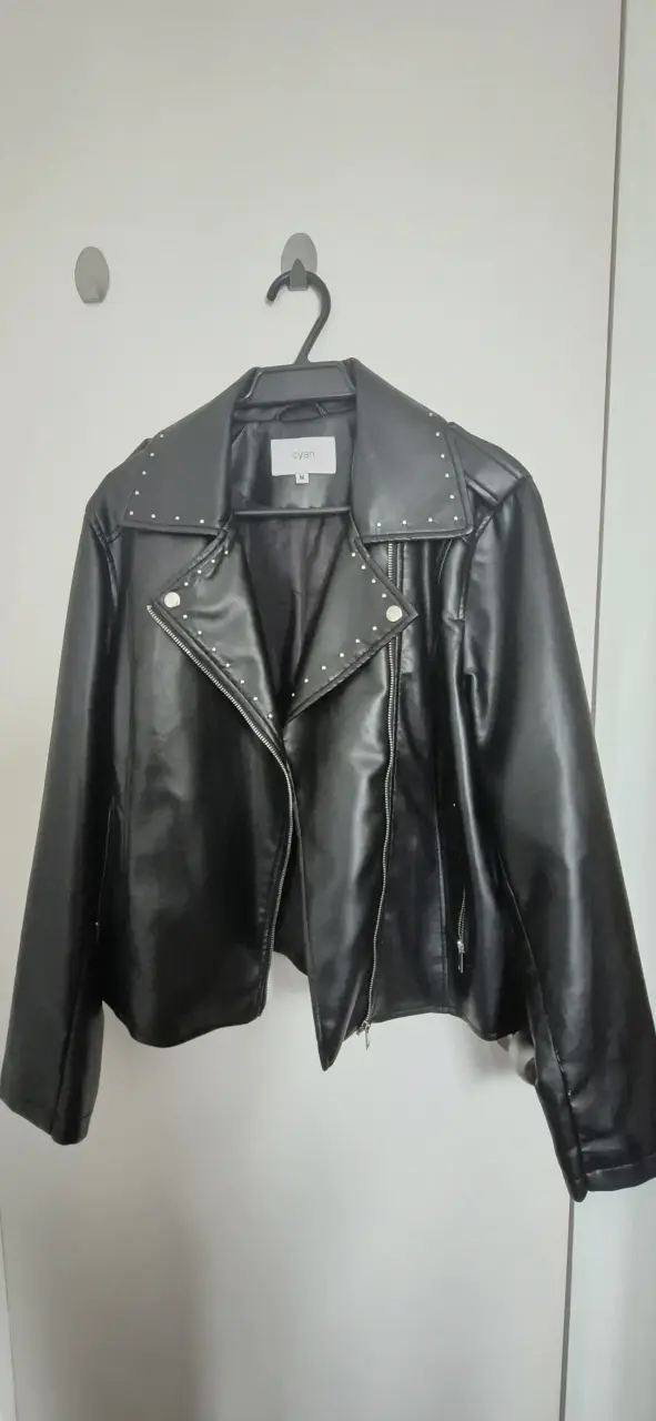 Chaqueta de cuero sintético negra con tachas Cyan
