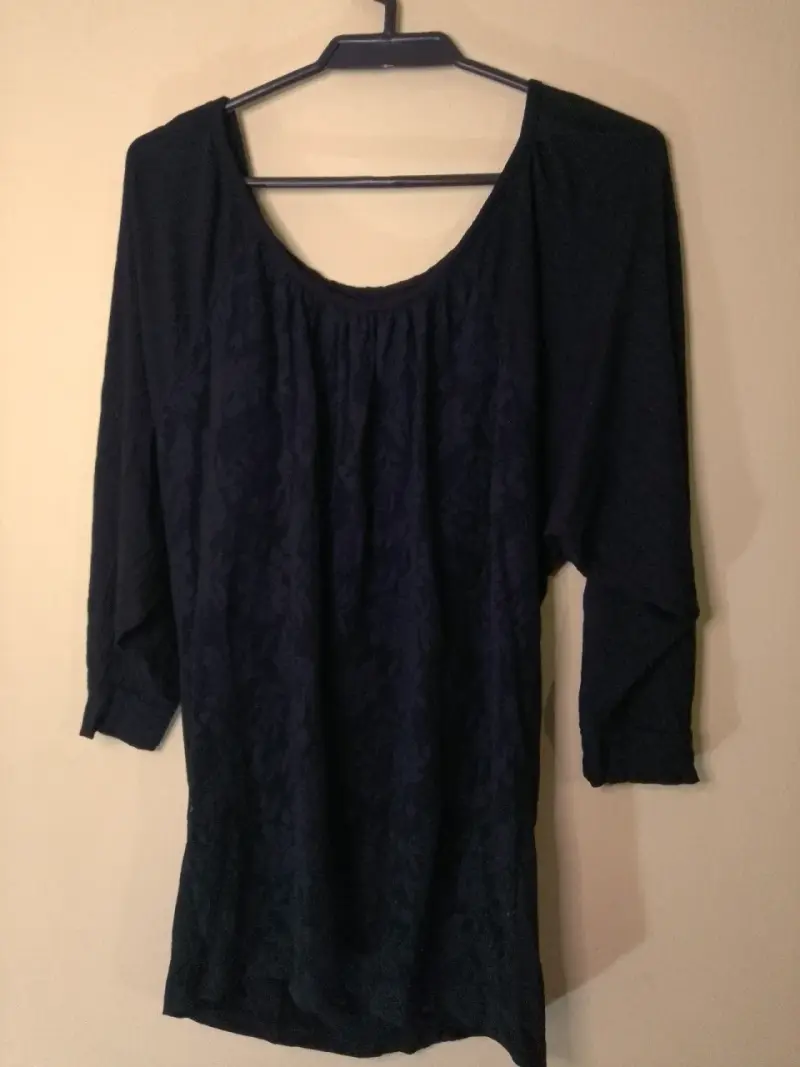 Blusa negra con diseño floral - 1