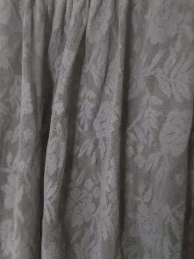 Blusa negra con diseño floral - miniatura 2