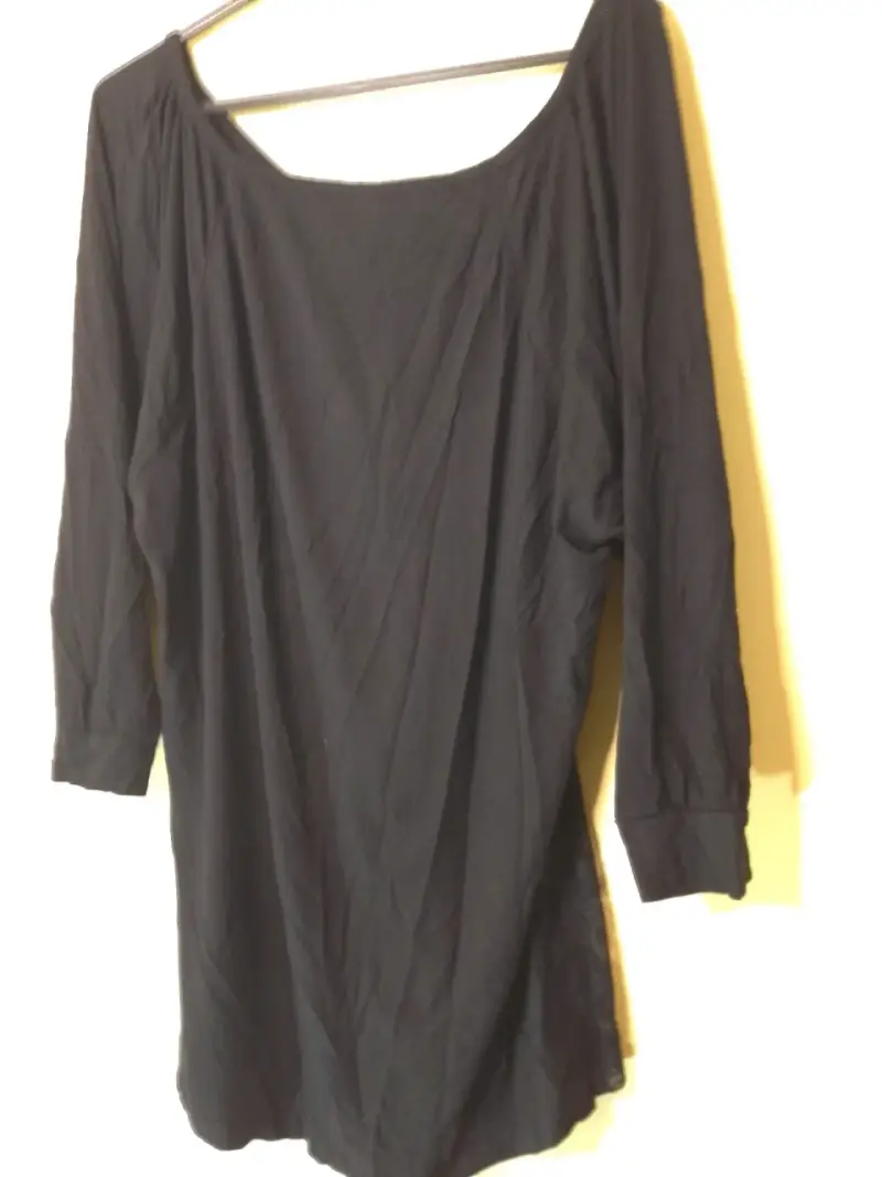 Blusa negra con diseño floral - 3
