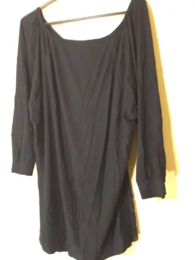 Blusa negra con diseño floral - miniatura 3