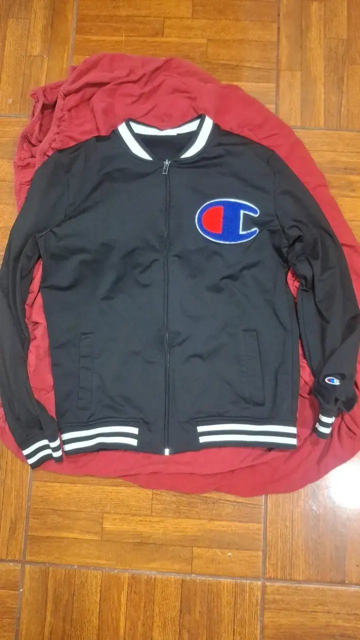 Chaqueta negra con logo bordado - 1