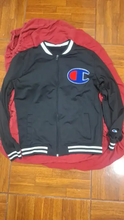 Chaqueta negra con logo bordado - miniatura 1
