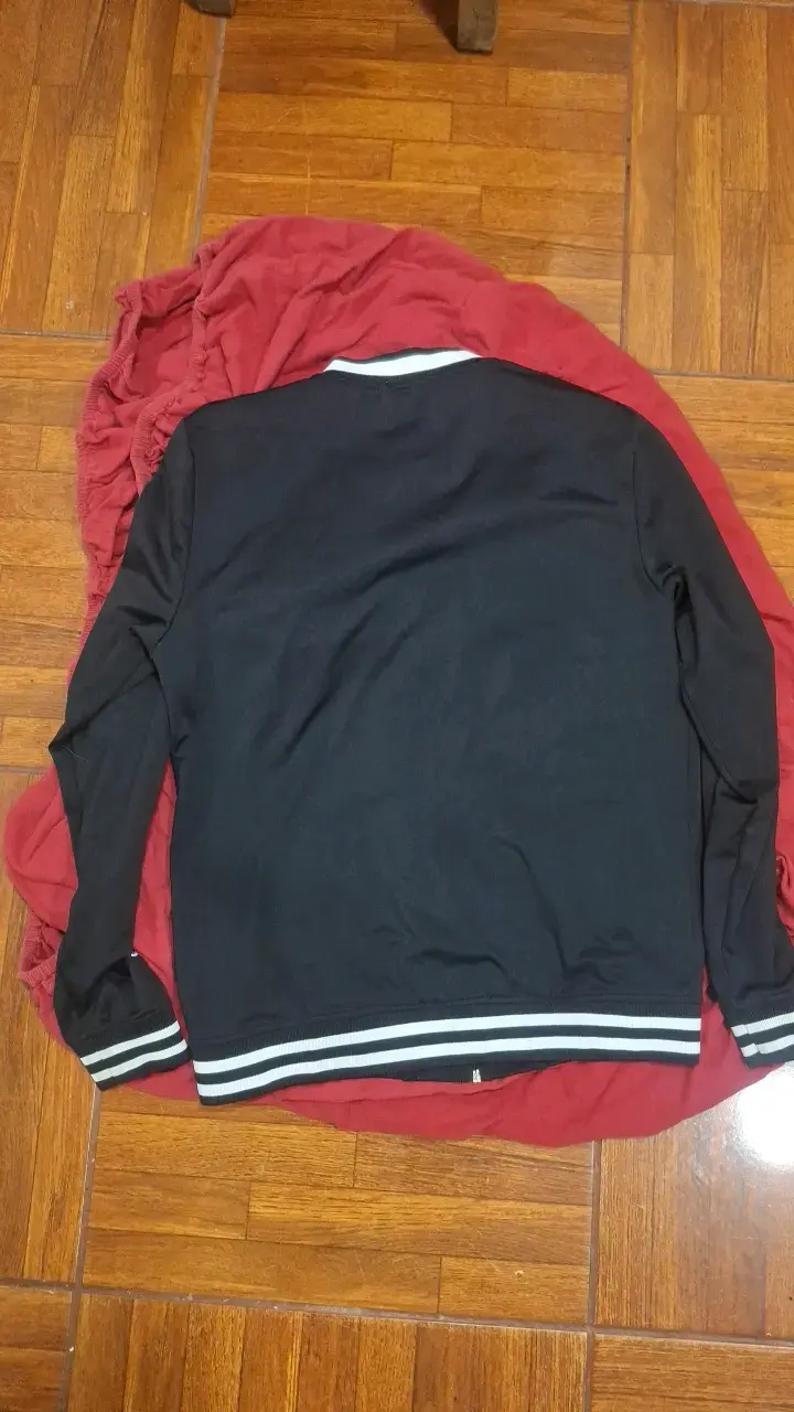 Chaqueta negra con logo bordado - 2
