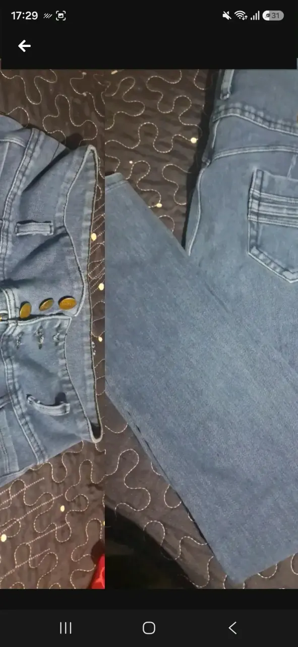 Jeans azul para mujer con botones decorativos - 1