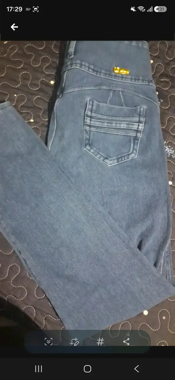 Jeans azul para mujer con botones decorativos - 2
