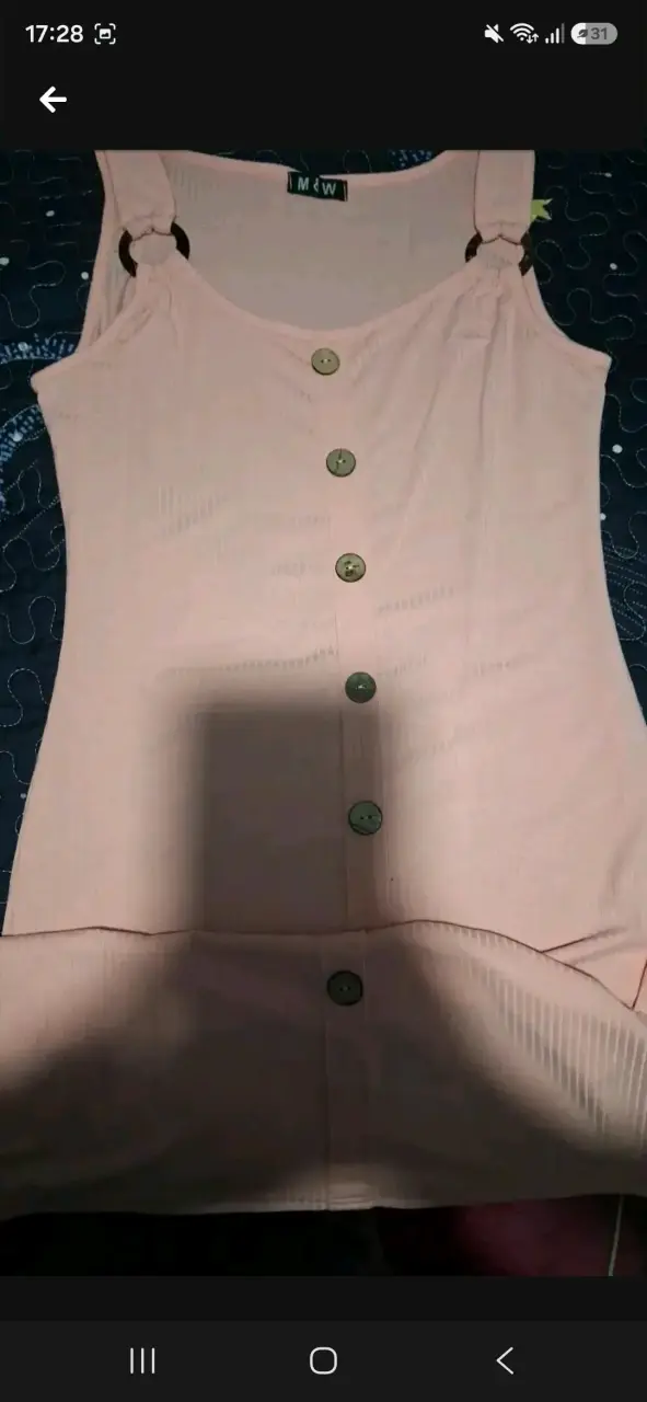 Vestido rosa claro con botones decorativos