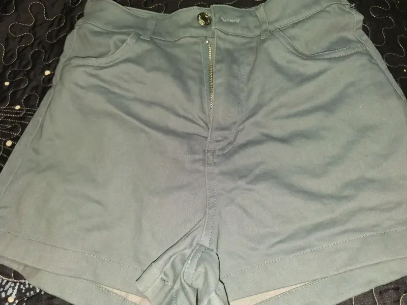 Shorts verdes para mujer con cierre frontal - 1