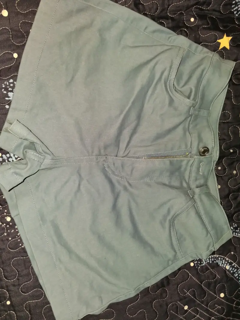 Shorts verdes para mujer con cierre frontal - 2