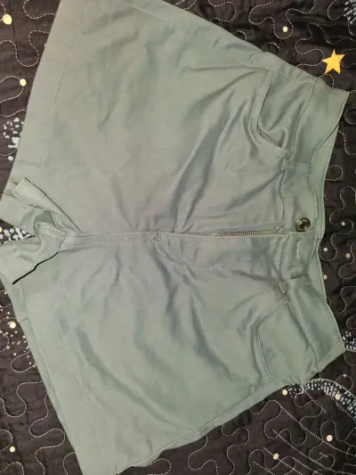 Shorts verdes para mujer con cierre frontal - miniatura 2