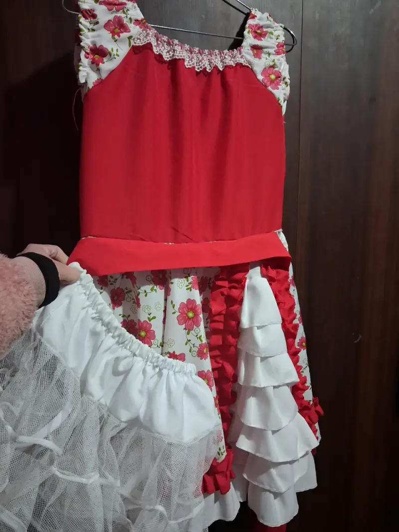 Vestido de cueca rojo talla 14 incluye falso