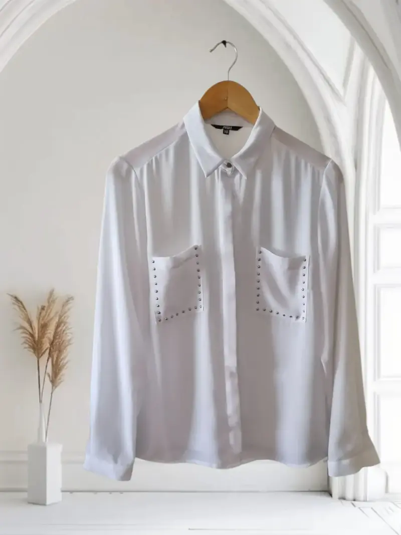 Blusa IO blanca con tachas en bolsillos talla 38 - 1