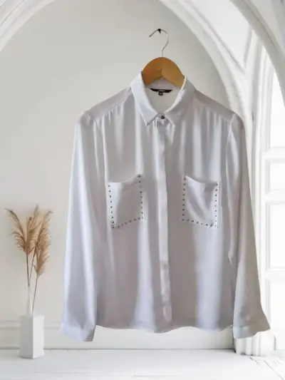 Blusa IO blanca con tachas en bolsillos talla 38 - miniatura 1