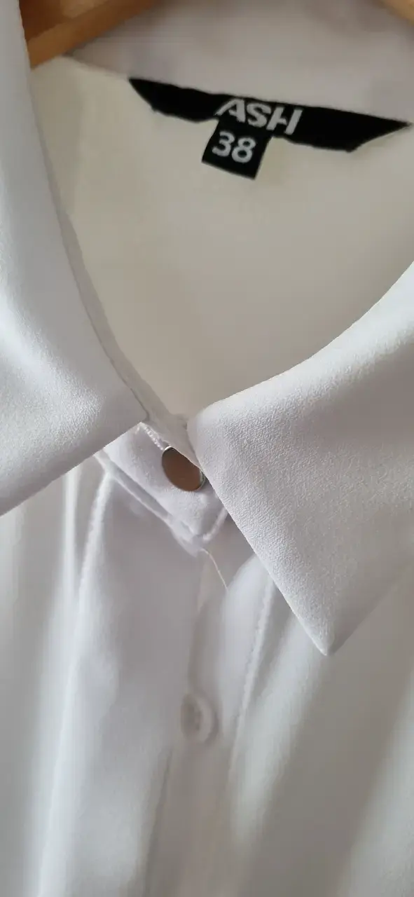 Blusa IO blanca con tachas en bolsillos talla 38 - 2