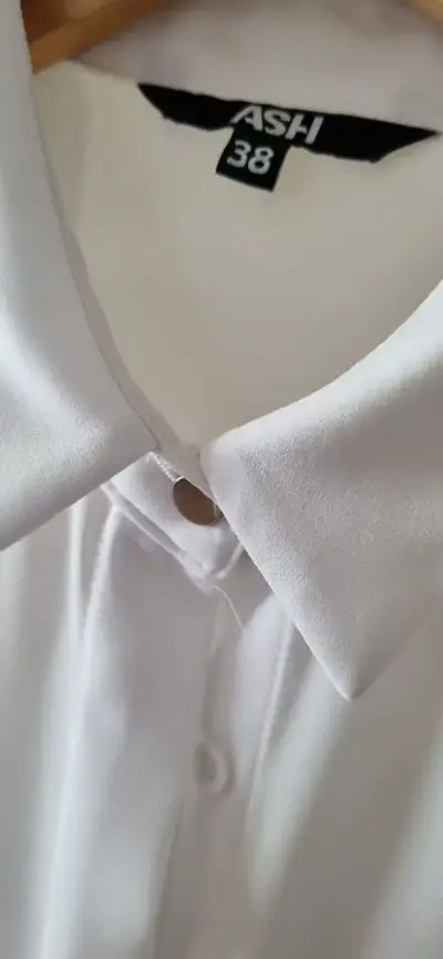 Blusa IO blanca con tachas en bolsillos talla 38 - miniatura 2